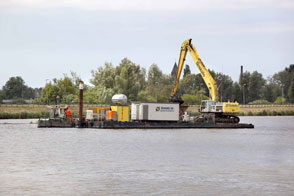 Baggerponton met grondpersinstallatie op het Zijkanaal F te Halfweg / Amsterdam