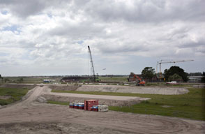 Zicht op de aardebaan tussen de Haarlemmer Ringvaart en Knooppunt Raasdorp (A5). Heiwerk van de bouwkuipen van het viaduct over de Ringvaart.
In dit viaduct worden medio februari de langste prefab voorgespannen betonliggers ooit toegepast.